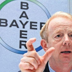 El presidente de Bayer defiende la venta de plásticos ante los accionistas