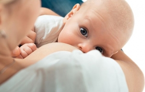 Lactancia prolongada haría del bebé más inteligente y más rico